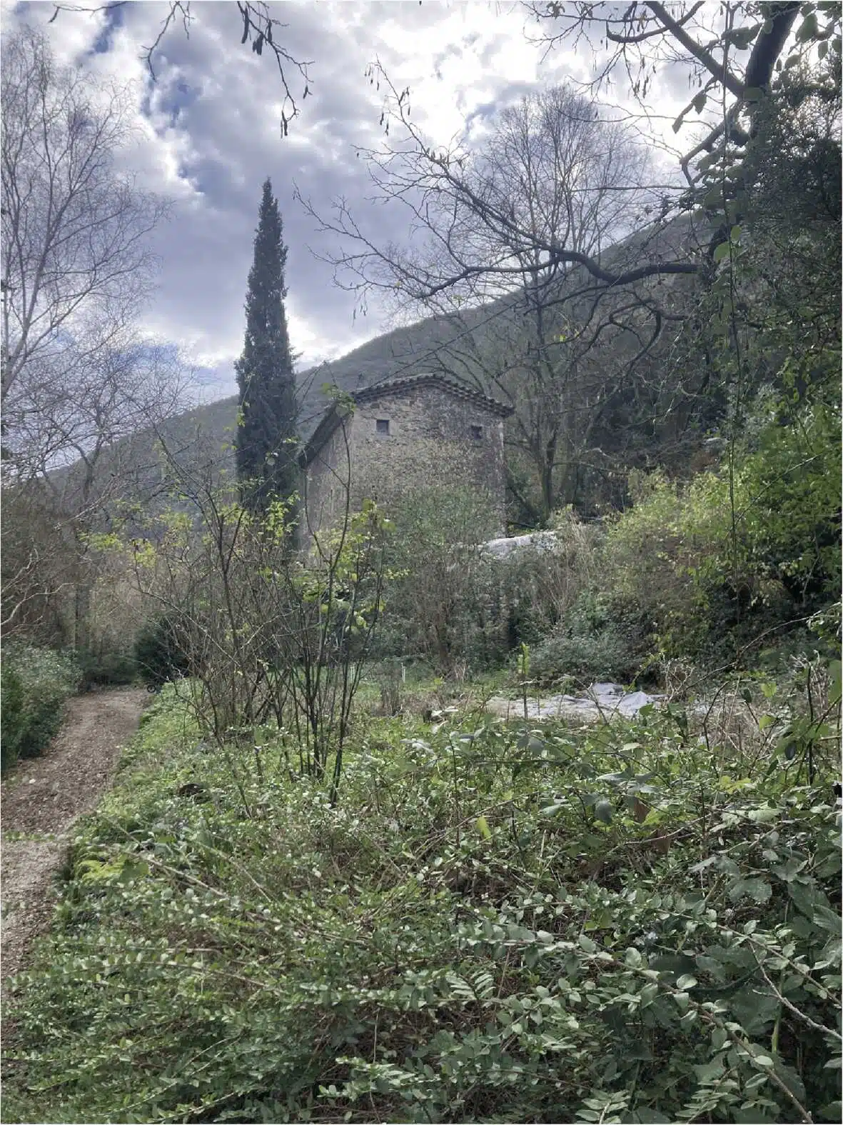 Le mas en pierre du Cambon dans la vallée